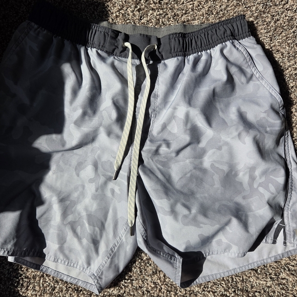 Vuori Camo Shorts - Picture 1 of 2